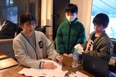 子どもたちの声に応えてサインする内山さん