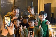 子どもたちと記念撮影する内山さん