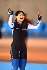 女子５００メートルで優勝した笹渕和花（帯南商）。仲間や関係者の祝福に手を振って応える（金野和彦撮影）