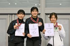 女子１５００メートルは十勝勢が活躍を見せた。メダルを掲げる（左から）２位の山田怜歩（帯三条）、優勝の小島楓（同）、３位の平林美優（星槎帯広）＝金野和彦撮影