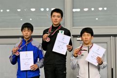 男子５０００メートルの表彰でメダルを掲げる（左から）２位の小坂陽汰（池田）、優勝の新海大輝（星槎帯広）、３位の雨宮伊吹（市立長野）＝金野和彦撮影