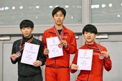 男子１５００メートルは十勝勢が表彰台を独占。（左から）２位の日下賢将（帯三条）、優勝の宮坂大地（白樺学園）、３位の久保颯大（同）＝金野和彦撮影
