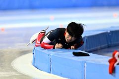 男子１５００メートルで２位となった日下賢将（帯三条）はレース後、力尽きて倒れ込む（金野和彦撮影）