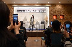 撮影タイムで写真を撮る来場者（２４日、須貝拓也撮影）