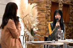 美容で気をつけていることを話す景井さん（２４日、須貝拓也撮影）