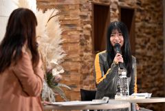 トークショーで十勝の印象を語る景井さん（２４日、須貝拓也撮影）
