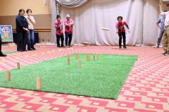 １０チームが参加したモルック大会。優勝者にはポンチョやサウナハットなどの景品が贈られた