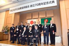 記念撮影に収まる受賞者ら