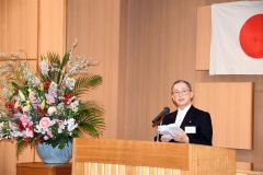 式辞を述べる平理事長