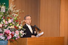 式辞を述べる平理事長