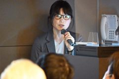 直行の絵画について語る齊藤学芸課長