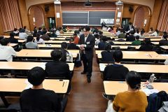 問題用紙と解答用紙が配布され、試験開始を待つ受験生（２５日午前９時４０分ごろ、須貝拓也撮影）
