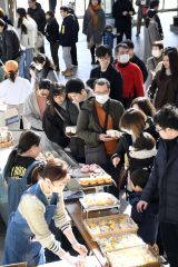 大勢の来場客でにぎわうとかち小麦フェスタ（２５日午前１０時半ごろ）