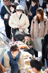 大勢の来場客でにぎわうとかち小麦フェスタ（２５日午前１０時４５分ごろ）