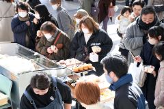 大勢の来場客でにぎわうとかち小麦フェスタ（２５日午前１０時５０分ごろ）