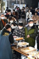 菓子やパン１６店の自慢の品並ぶ　とかち小麦フェスタ