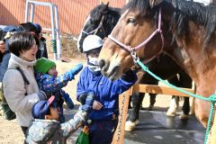 トラシゲをなでる親子（２５日午前１１時５０分ごろ、おびひろ動物園）