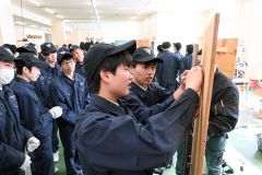 配管の工事施工を体験する生徒