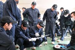 配管の切断に挑戦する生徒