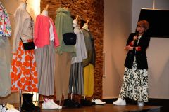 出店者の衣料品でコーディネートを組んで紹介するファッションアドバイザーの田代ようこさん