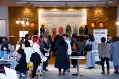出店者の衣料品でコーディネートを組んで紹介