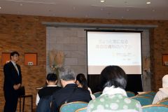 美容医療について講演するグリーン皮膚科クリニックの安倍院長（左）