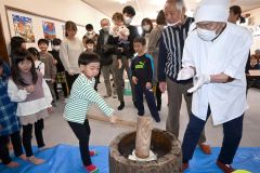 餅つきに挑戦する子どもら