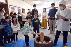 餅つきに挑戦する子どもら