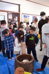 餅つきに挑戦する子どもら