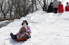 会場内に設営された巨大滑り台を楽しむ子どもたち