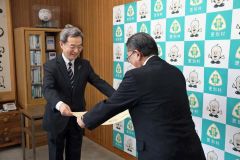 西山村長から表彰状を受け取る吉本部門長（左）