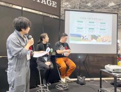 表彰式でプレゼンテーションする若杉取締役（左）