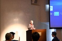 来場者を前にプロジェクトＸについて振り返る国井さん