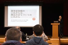 帯広の博物館活動について語る山原館長