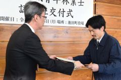 中村室長から認定証を受け取る冨山さん