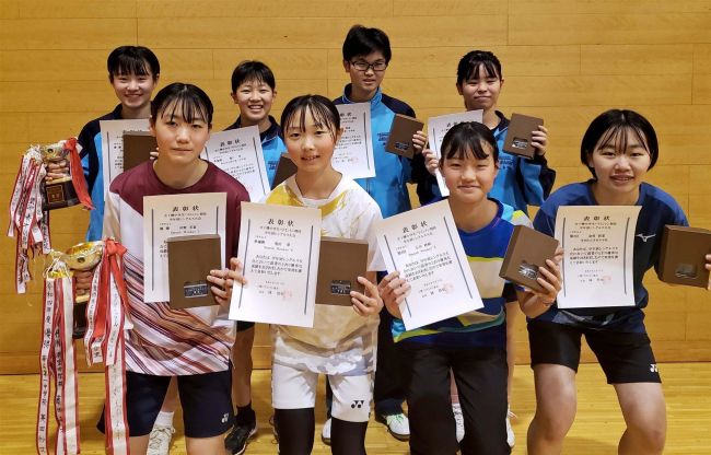 【写真】女子２年奥田制す　１年は杉野　男子は２年大木、１年鷲見Ｖ　バドミントン全十勝中学生学年別シングルス