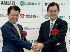 竣工式で両行の結束を強調する（右から）兼間頭取と北陸銀行の中澤宏頭取