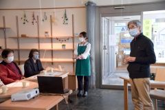 角熊医師(右端)の講演を聴く参加者たち