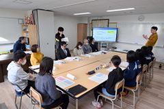 校則の見直しについて意見を交わす児童生徒会と教職員