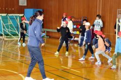 児童にスタートのコツを教える福島さん（左）