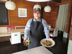 提供する屋台飯、パスタと橋本さん