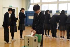 模擬投票する生徒