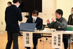 模擬投票する生徒