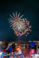 ４００発の花火が鹿追の夜空を彩った（平栗玲香通信員撮影）