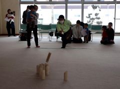 子どもと一緒にモルックを楽しむ受講者