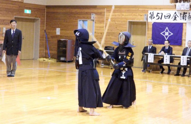 【写真】１０人が熱戦　昇級審査は５人全員が合格　全浦幌剣道大会
