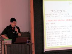 ヒグマの生態について説明する斎藤さん