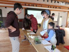 会場にはヒグマの頭骨や爪、毛皮なども展示された