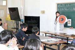 池田小で池田中教諭が乗り入れ授業　保健師らゲストティーチャーも登場 2