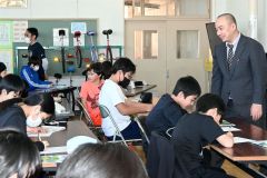 池田小で池田中教諭が乗り入れ授業　保健師らゲストティーチャーも登場 3